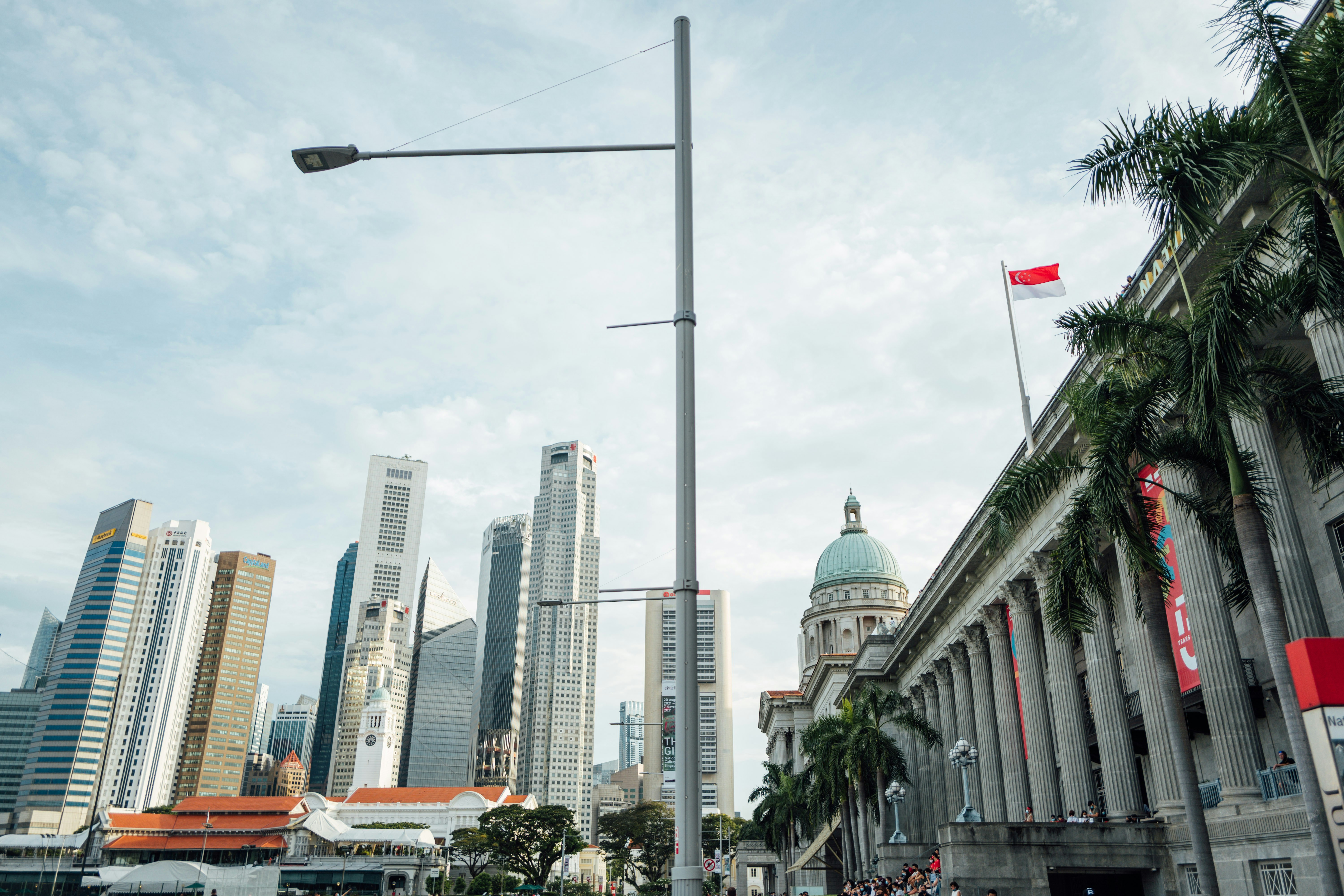 edificio in cemento bianco e blu durante il giorno