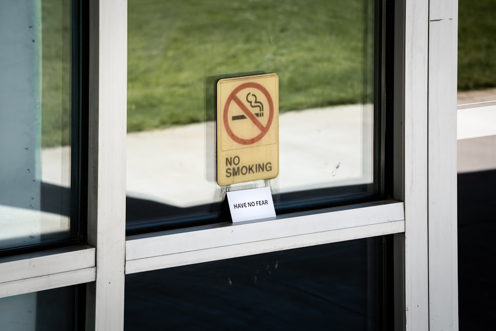Cartel de prohibido fumar en la ventana de vidrio
