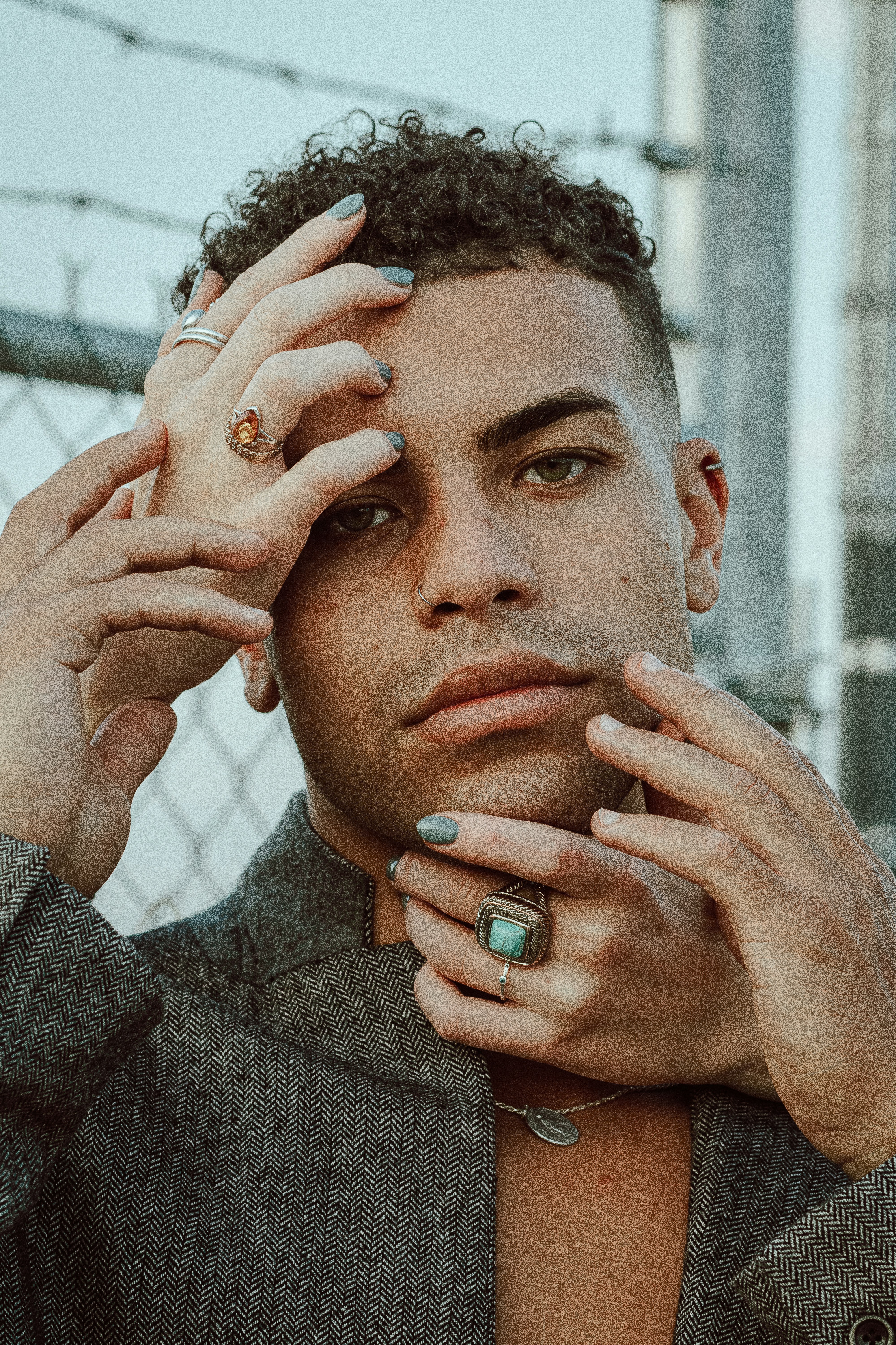 uomo in camicia button up a scacchi bianchi e neri che indossa anello d'argento