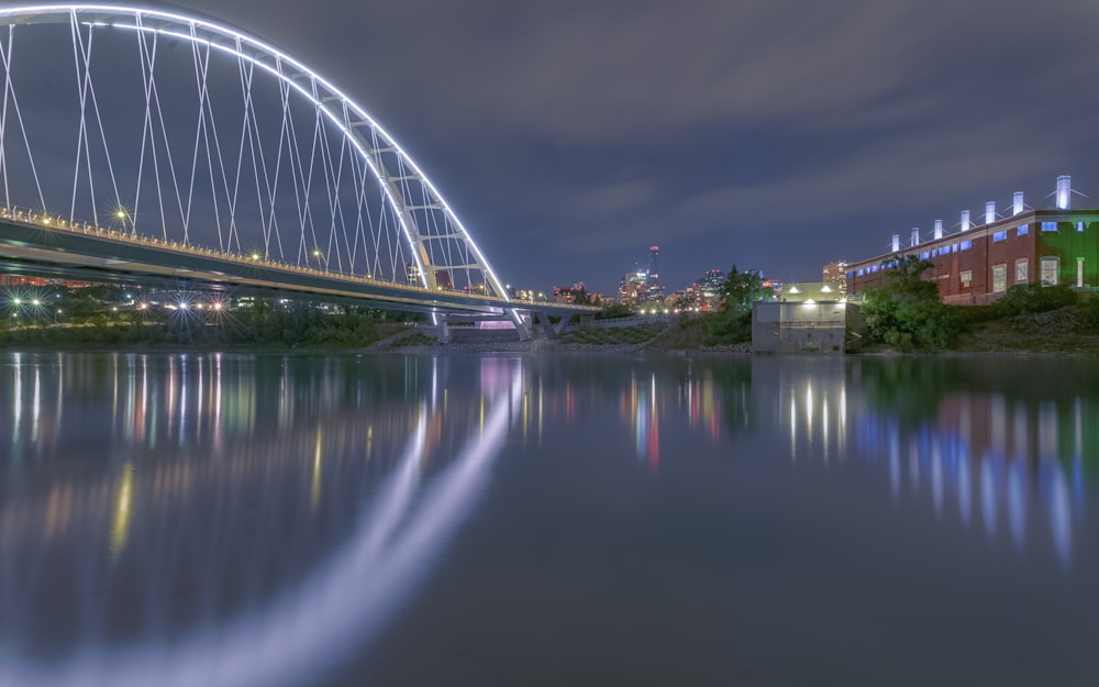 ponte branca sobre a água durante a noite