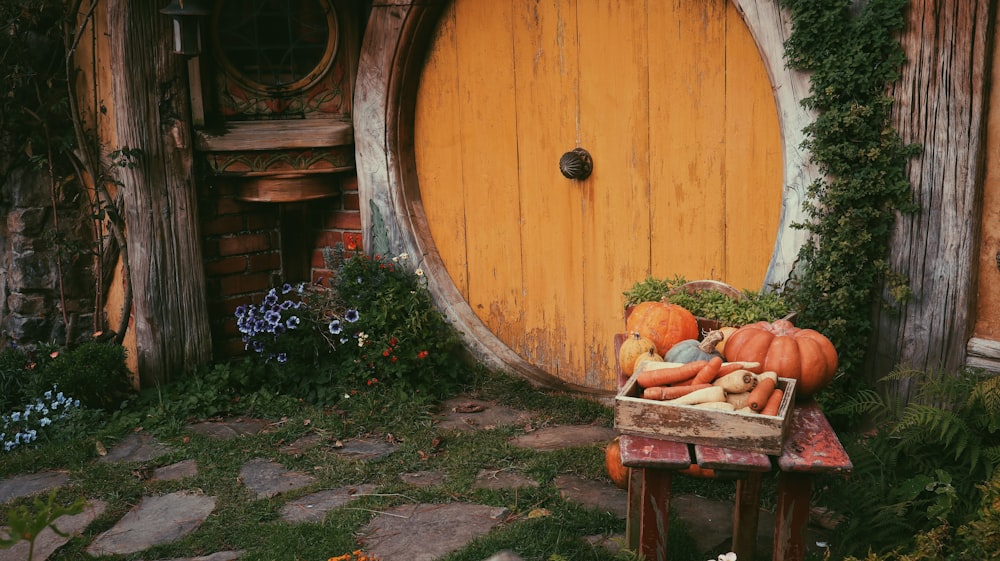 Mesa de madera marrón con calabazas encima