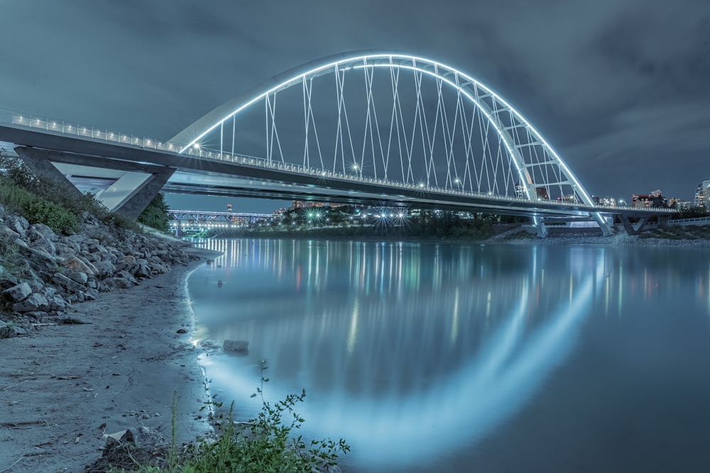 Graue Metallbrücke über den Fluss