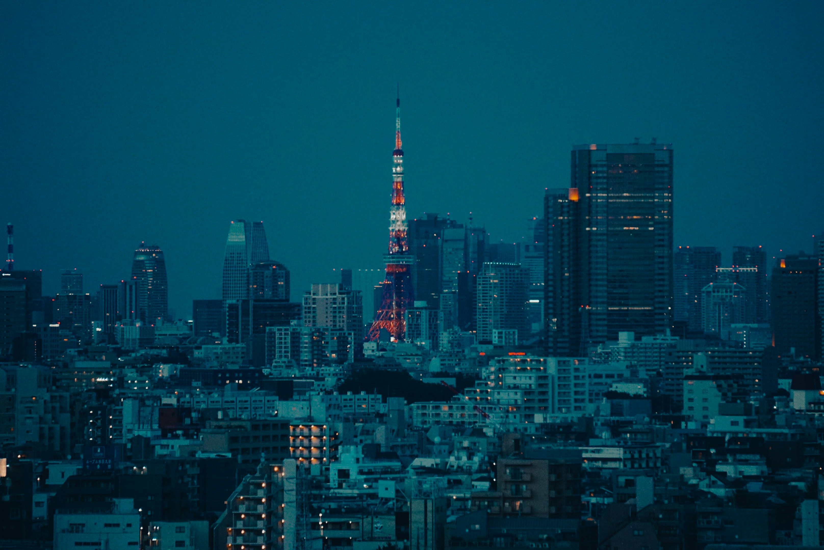 Horizonte de la ciudad durante la noche foto – Imagen de Ciudad gratuita en  Unsplash, image size:3000x2005