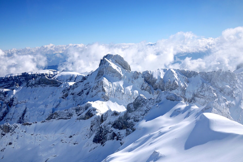 montanha coberta de neve sob o céu azul durante o dia