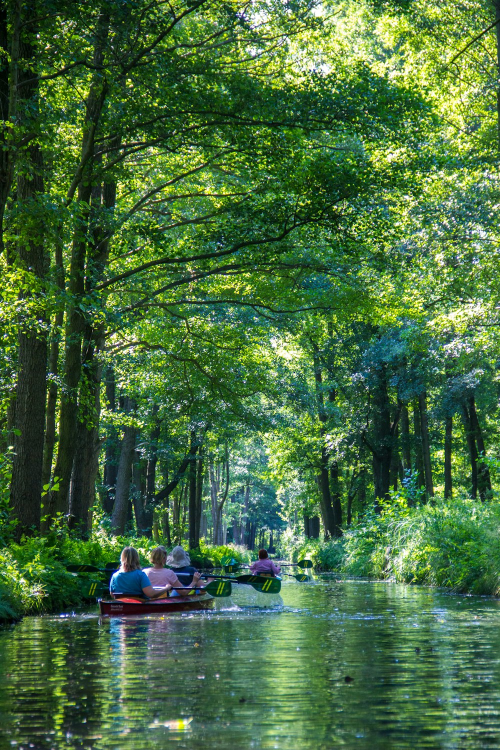 Menschen, die tagsüber auf dem Boot auf dem Fluss sitzen