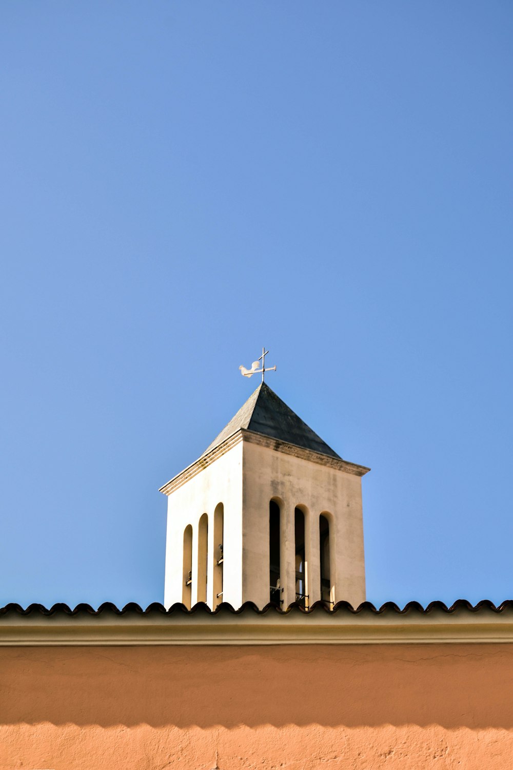église en béton blanc et brun sous le ciel bleu pendant la journée