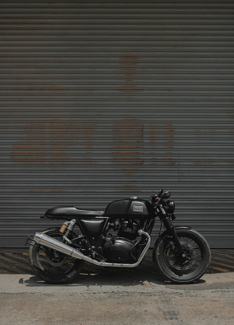 Detalhe de motor e tanque de moto café racer customizada