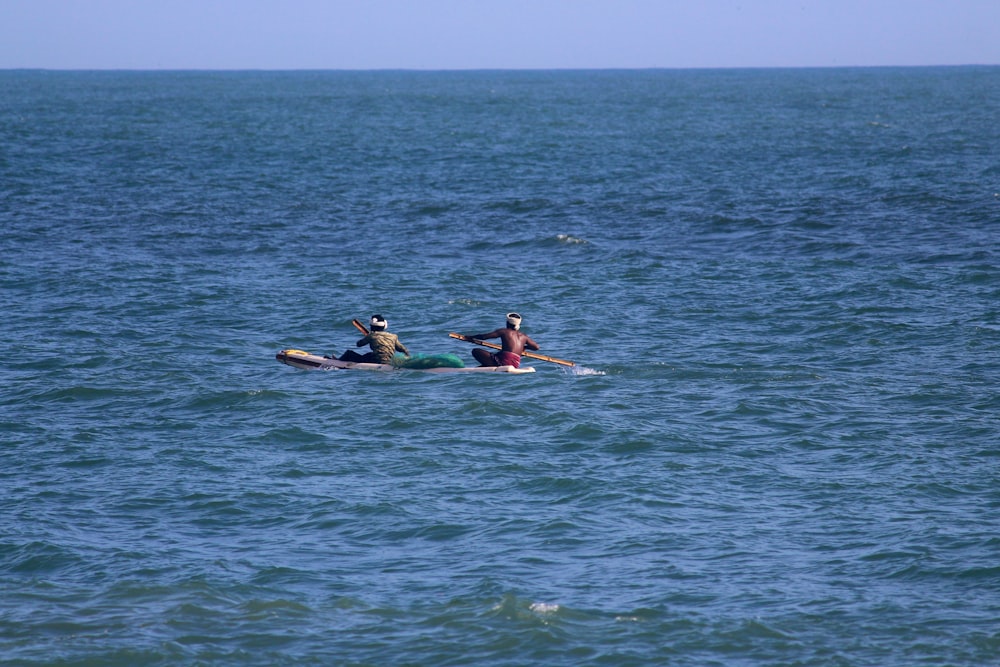 2 homens andando no barco durante o dia