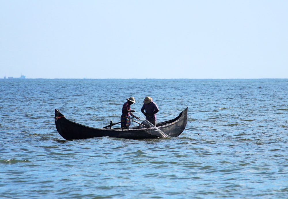 2 hommes à bord d’un bateau pendant la journée