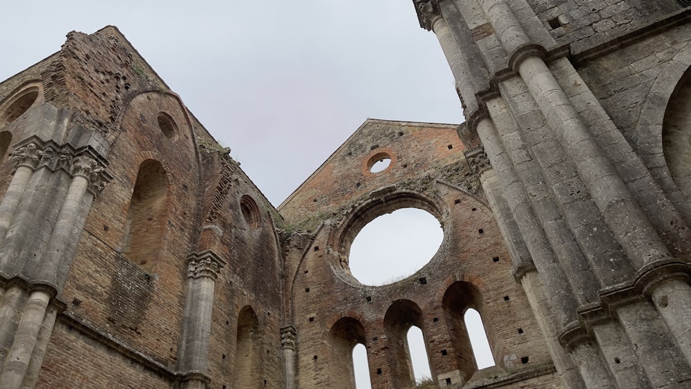 bâtiment en béton brun sous le ciel blanc pendant la journée