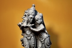 gray concrete statue of a man