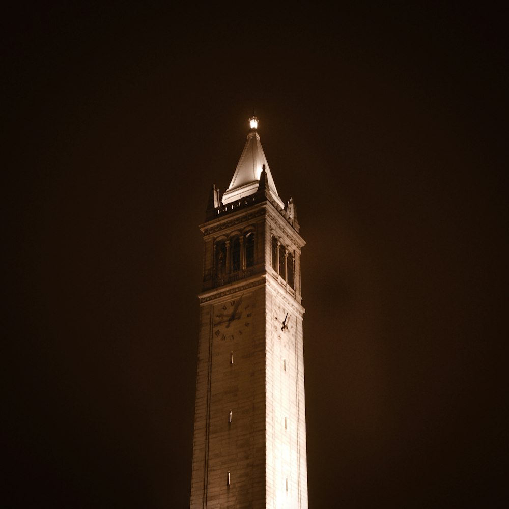 Torre de hormigón marrón con reloj