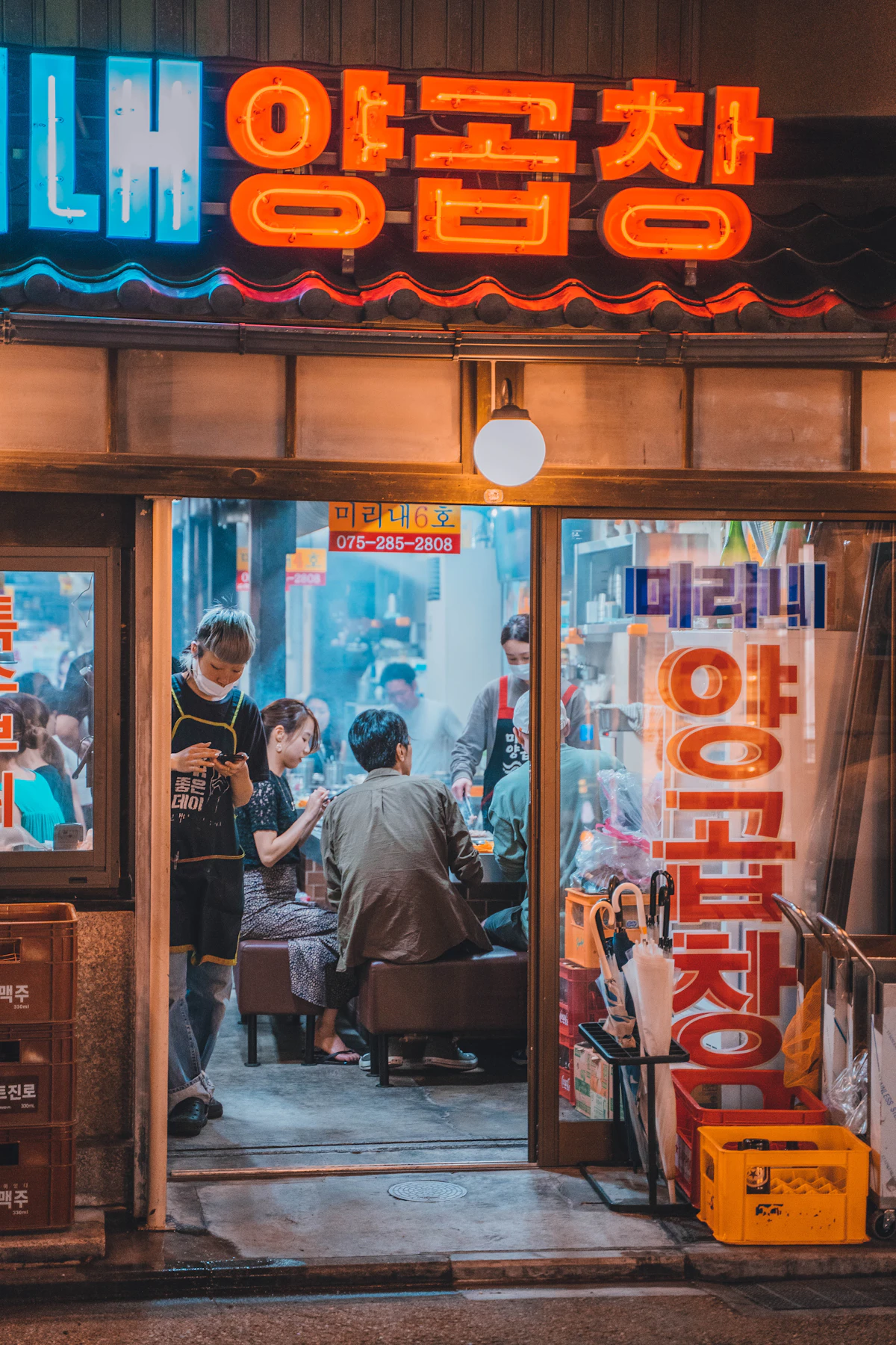 저녁 장사가 한창인 골목 상가의 작은 가게 매장 전경
