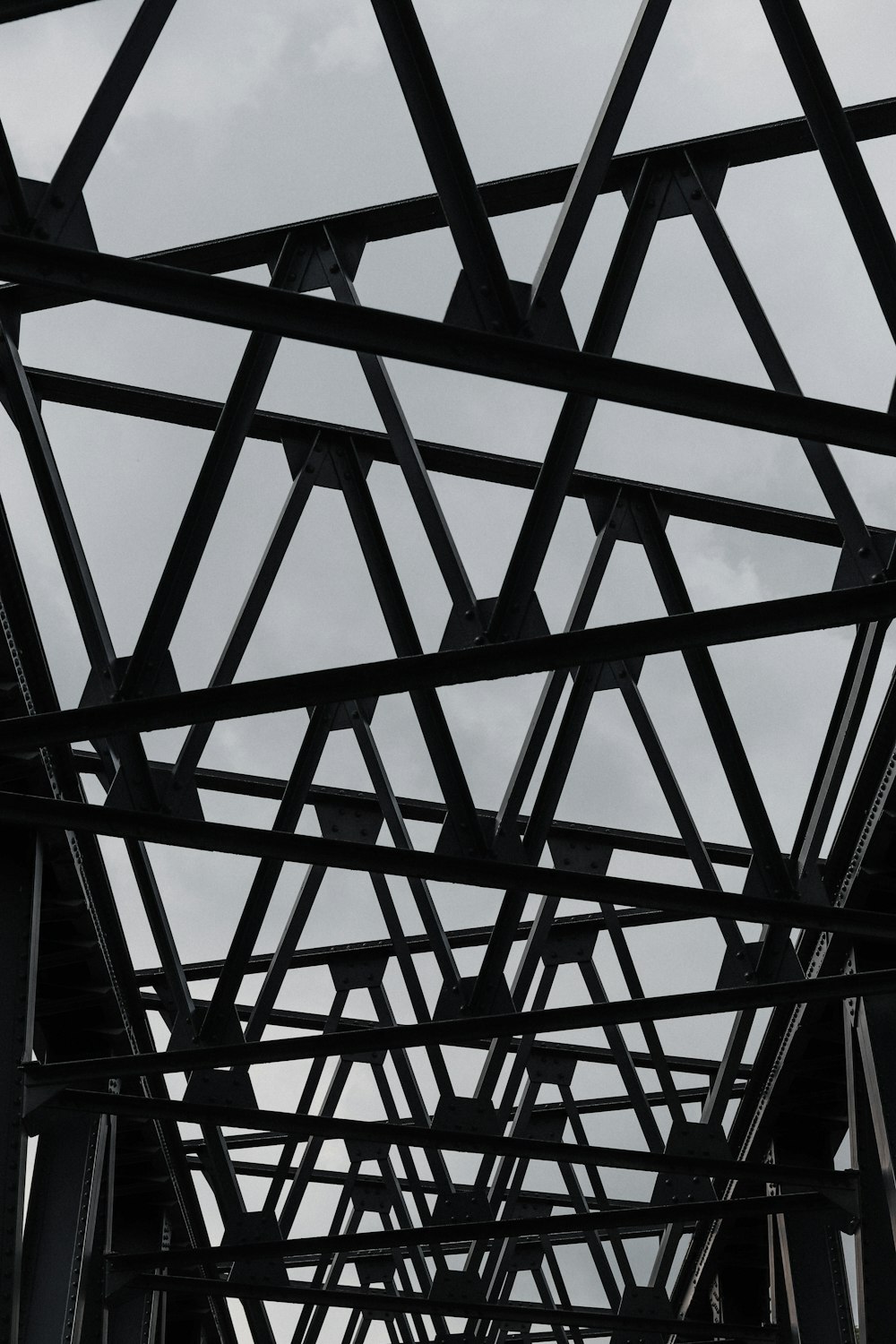 estrutura de metal preto durante o dia