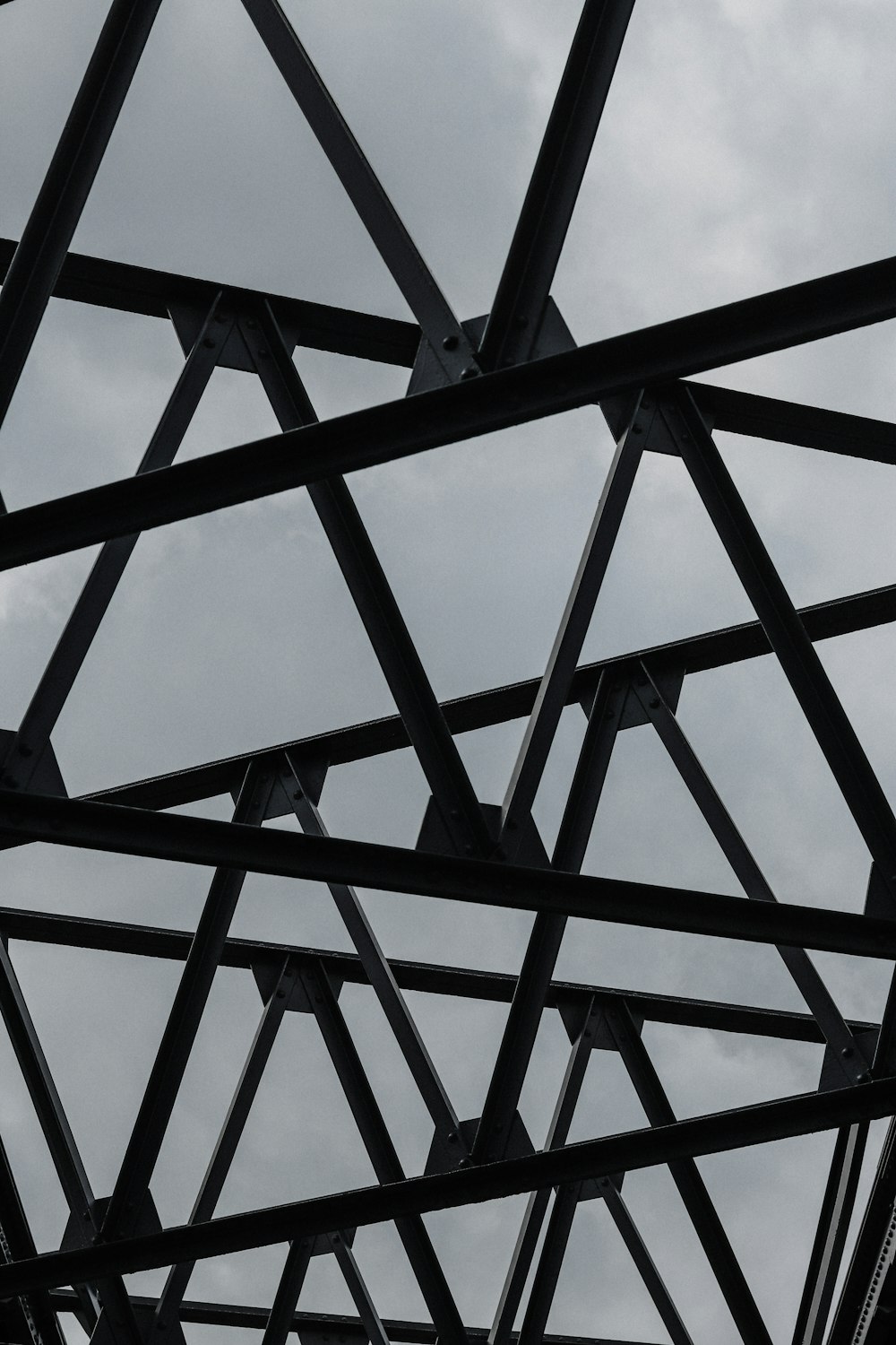 estrutura de metal preto sob o céu azul durante o dia