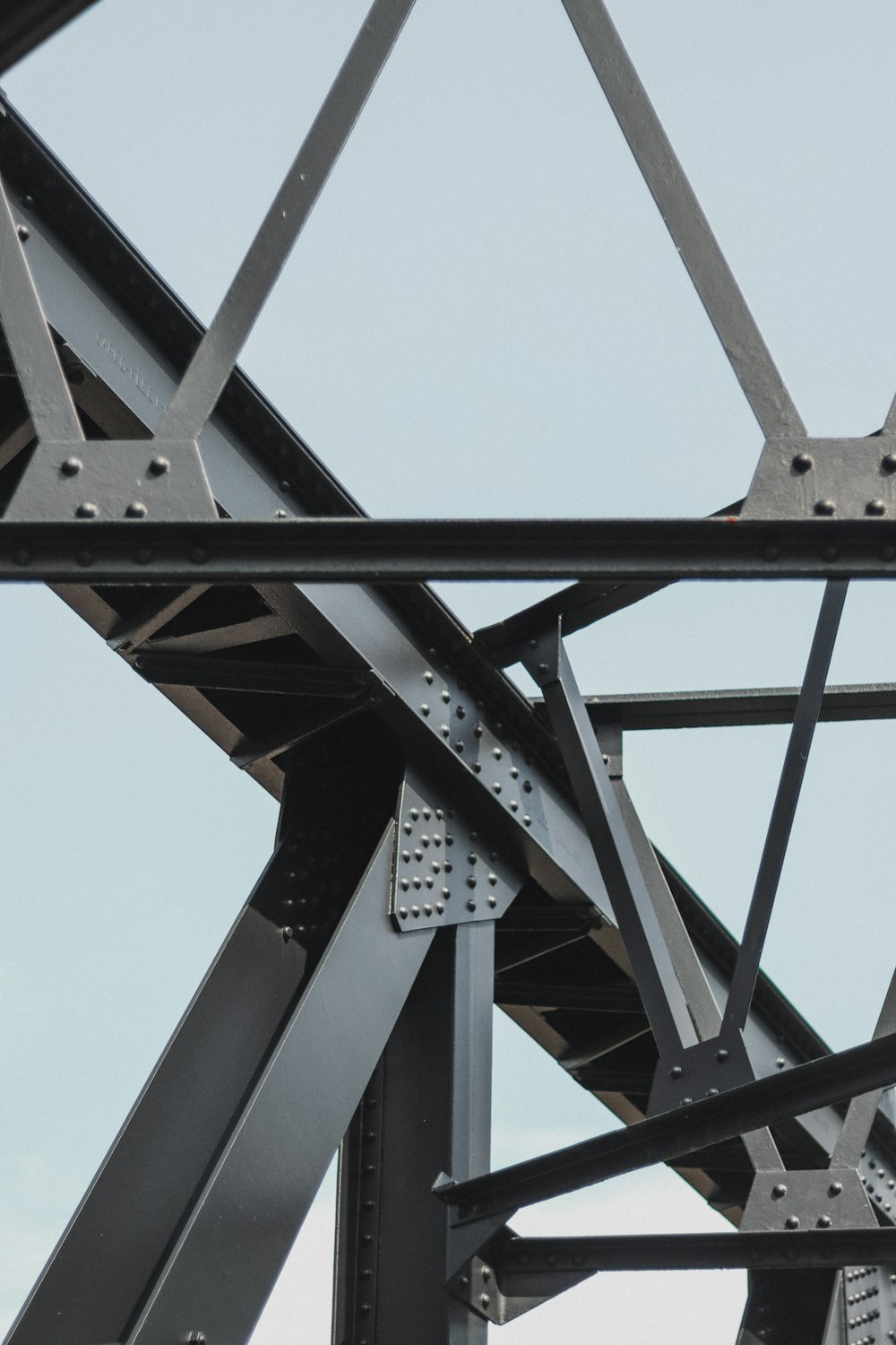 grauer Metallrahmen unter blauem Himmel tagsüber