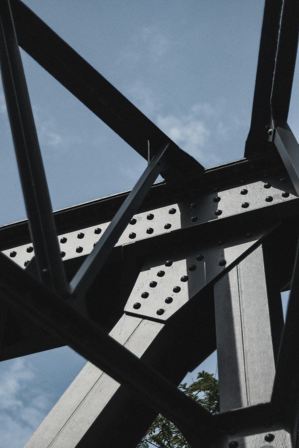 Schwarzer Metallrahmen unter blauem Himmel tagsüber