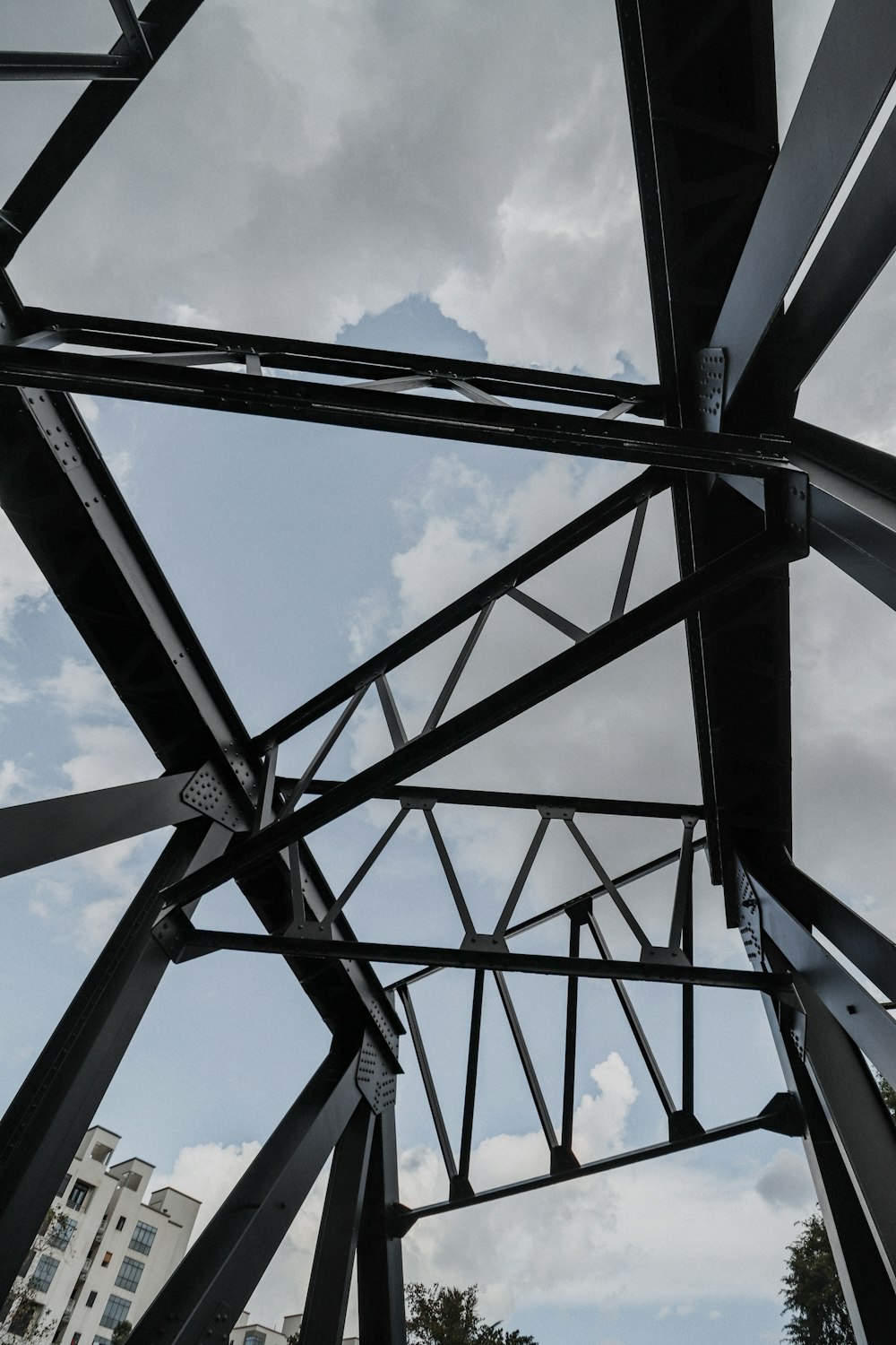 marco de metal negro bajo el cielo azul durante el día