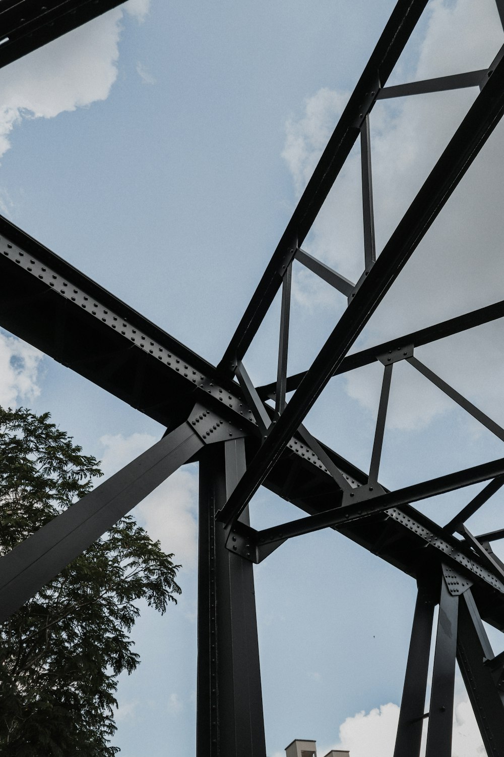 Puente de metal negro bajo el cielo azul durante el día