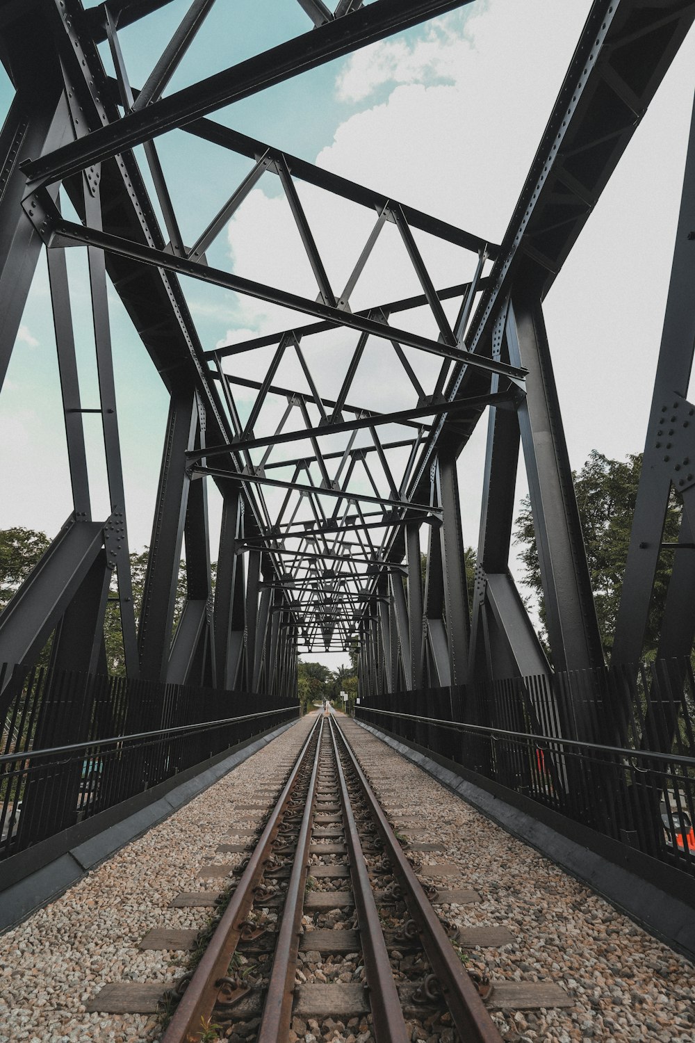 Braune Metallbrücke unter blauem Himmel tagsüber