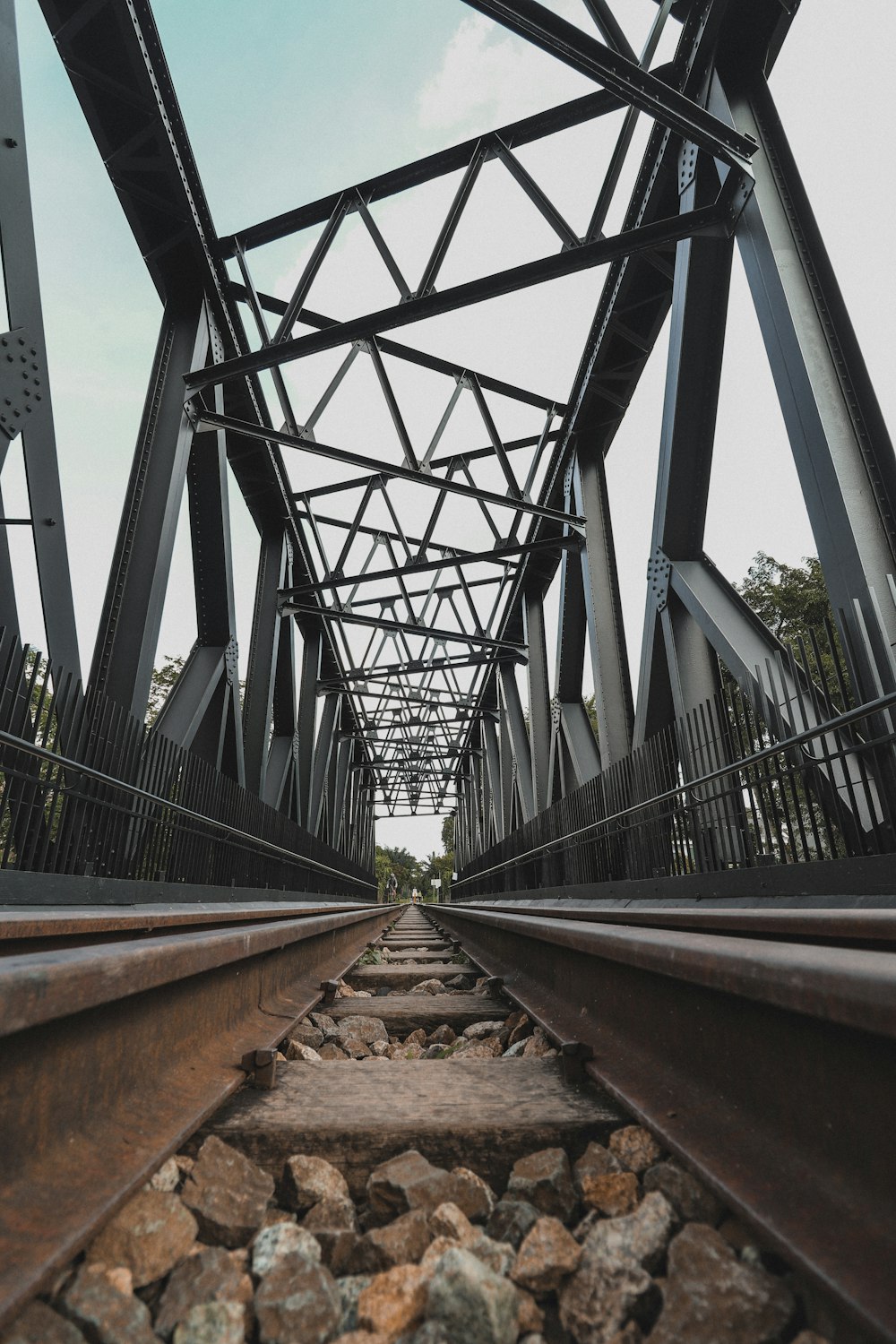 ponte metálica cinzenta durante o dia