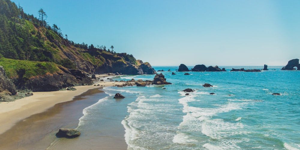 sea waves crashing on shore during daytime