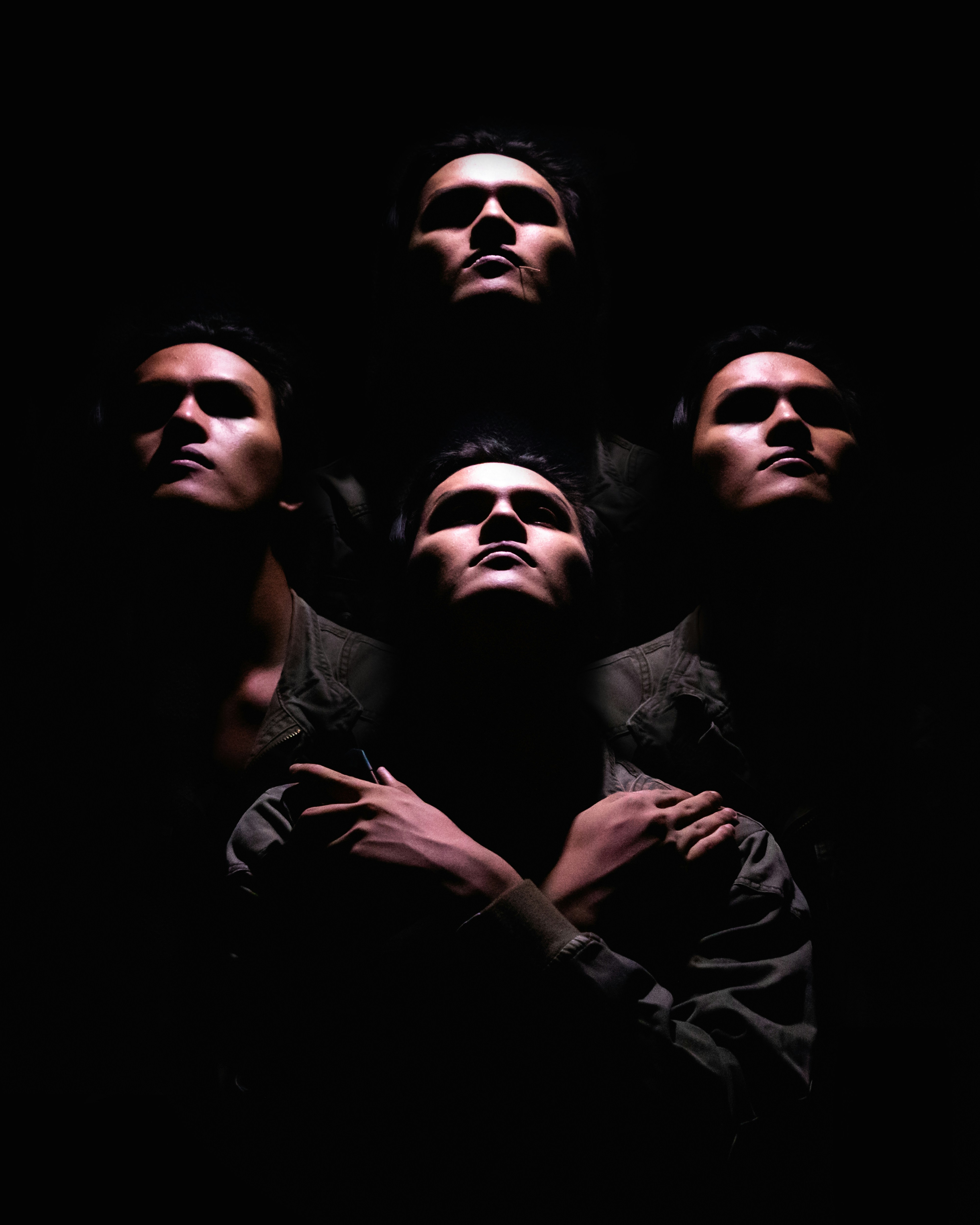 groupe de personnes portant un masque facial noir et blanc