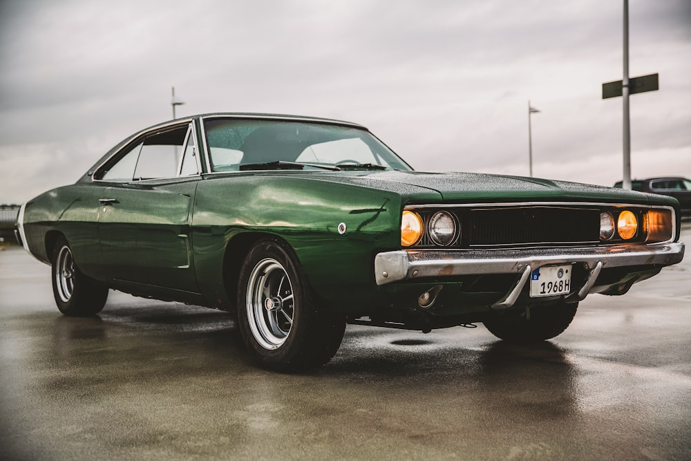 Chevrolet Camaro verde en carretera de asfalto gris durante el día