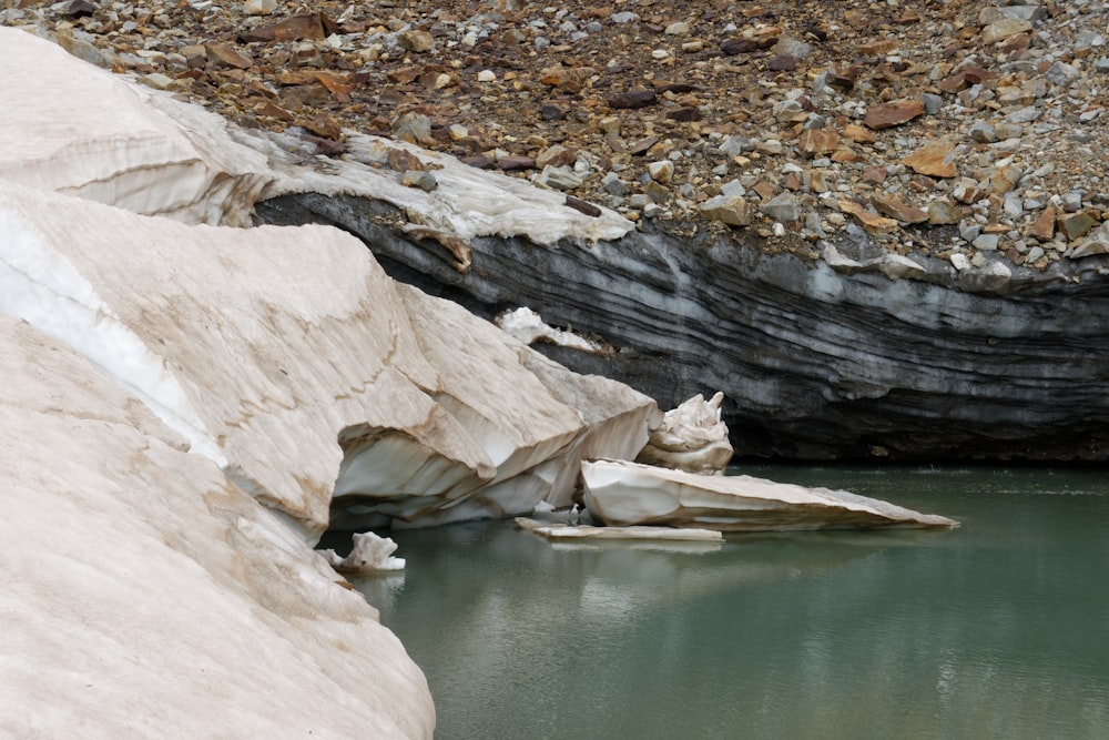 바위가있는 갈색 바위 강