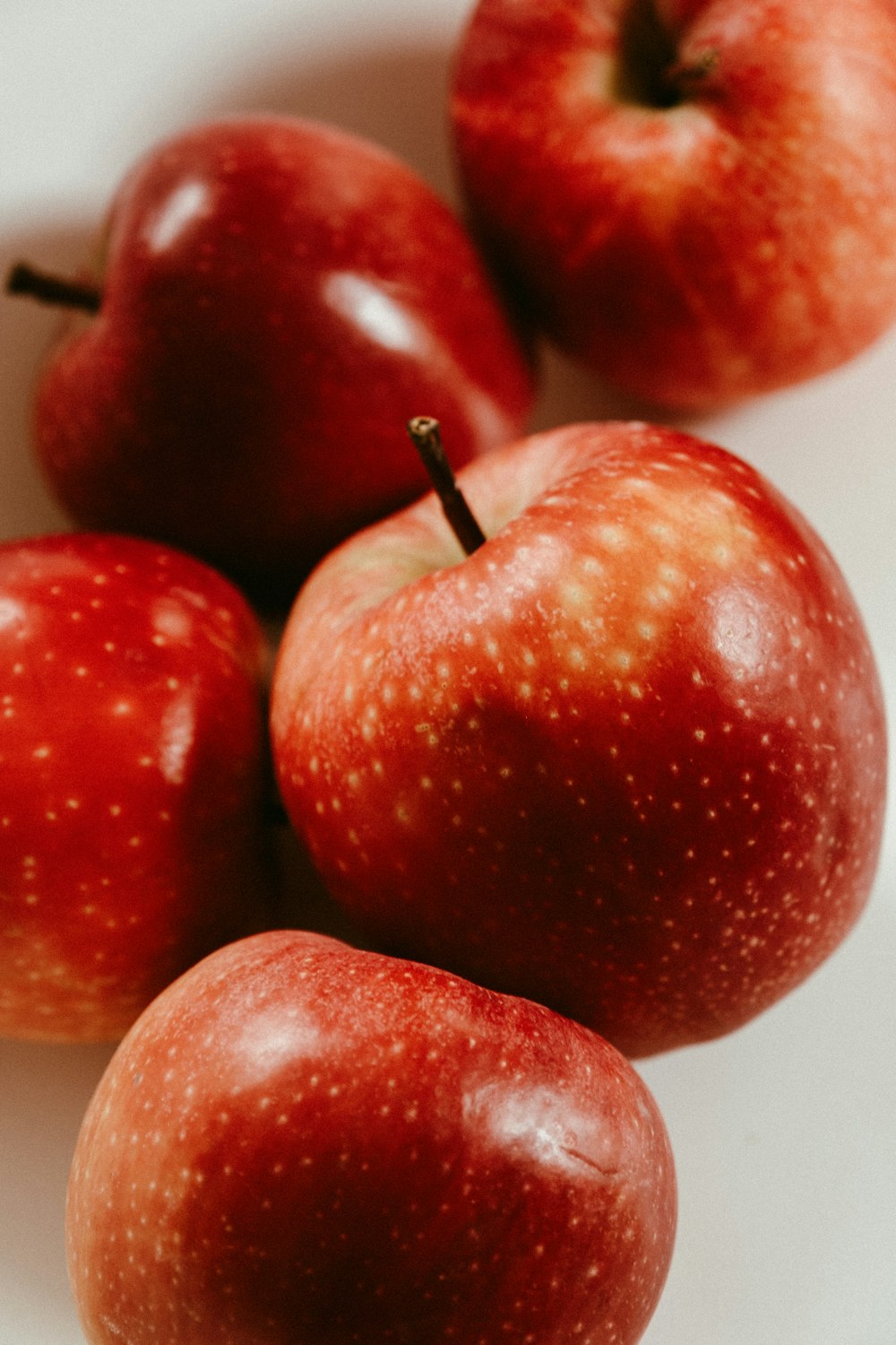 fruit de pomme rouge sur table blanche