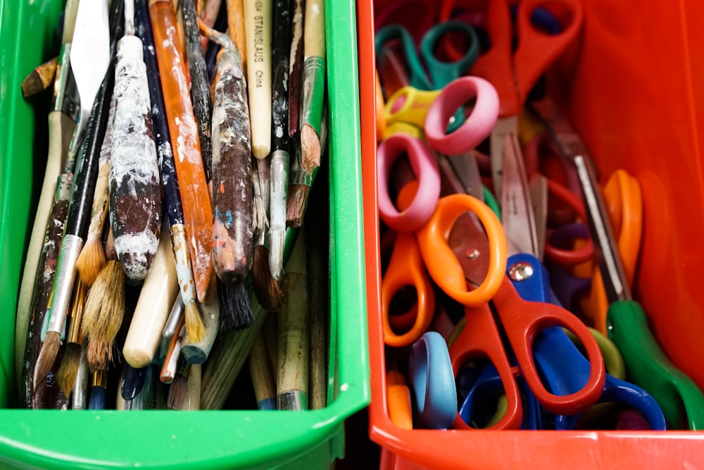 récipient en plastique bleu, orange et vert