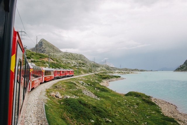 Tren junto al lago