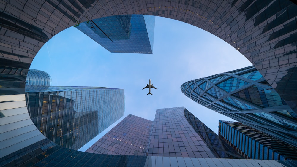 avião voando sobre o edifício durante o dia