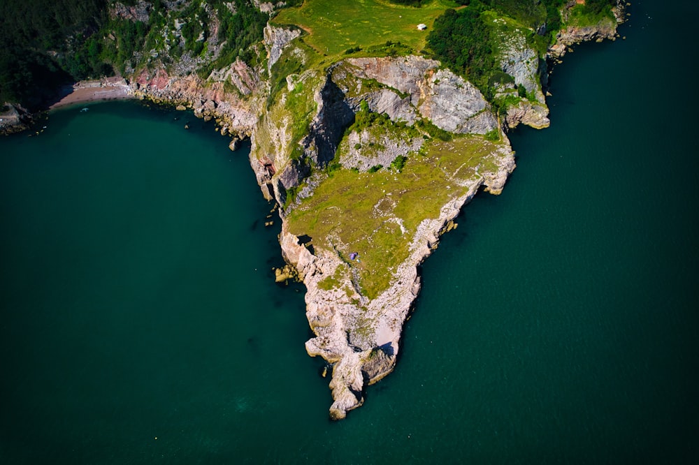 Luftaufnahme der grünen und grauen Insel