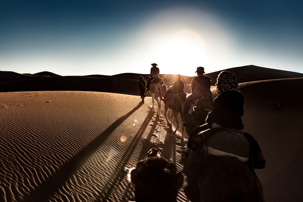 Gente caminando en el desierto durante el día