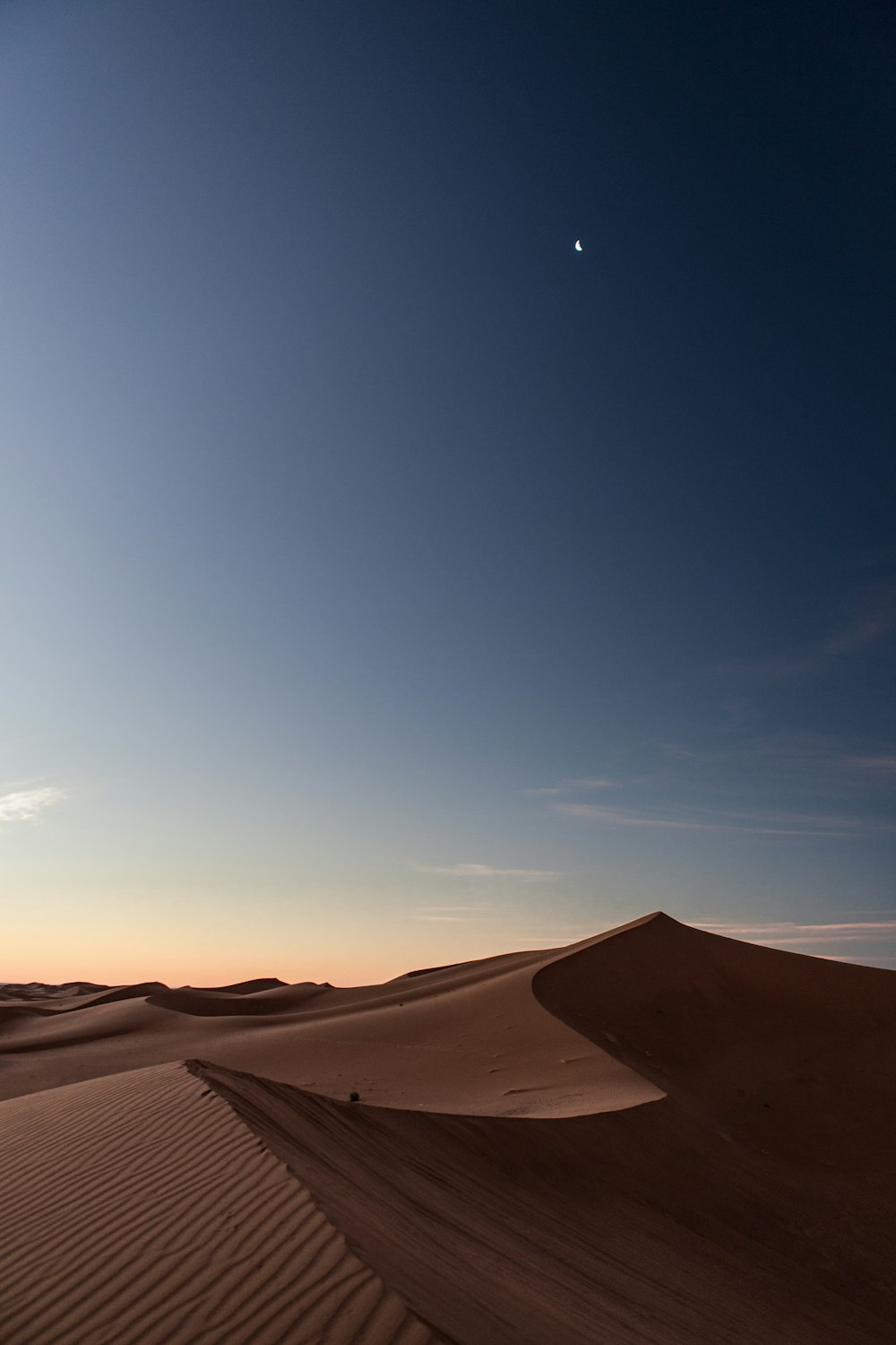 sable brun sous le ciel bleu pendant la journée