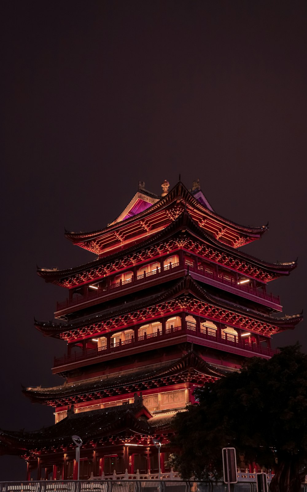 갈색과 붉은 탑 사원