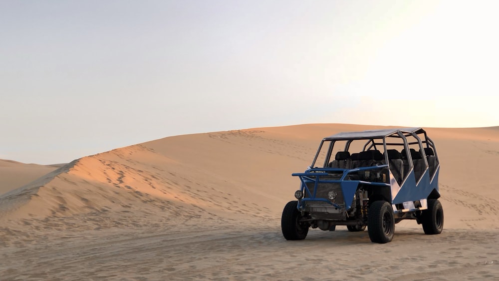 Schwarzer Jeep Wrangler tagsüber in der Wüste