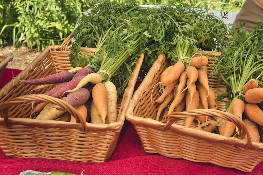 carottes dans un panier tressé brun