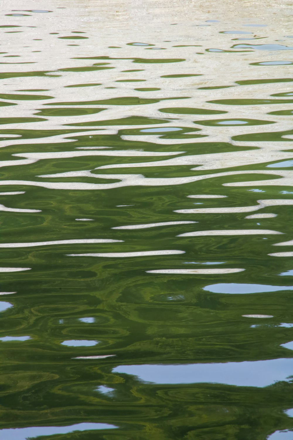 água verde com gotículas de água