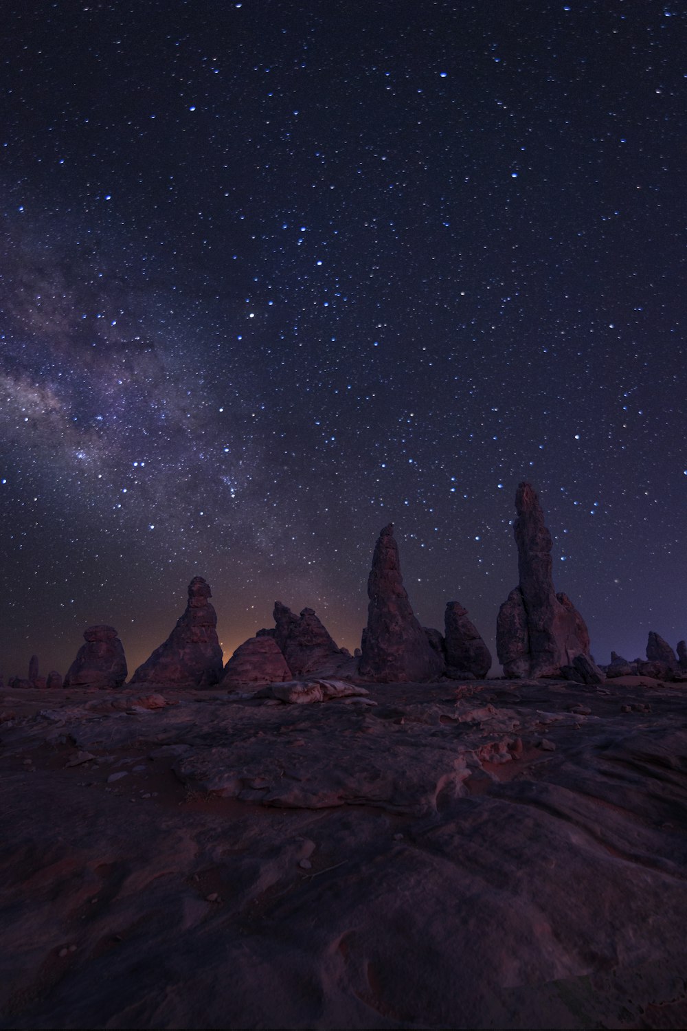Formation rocheuse brune sous la nuit étoilée
