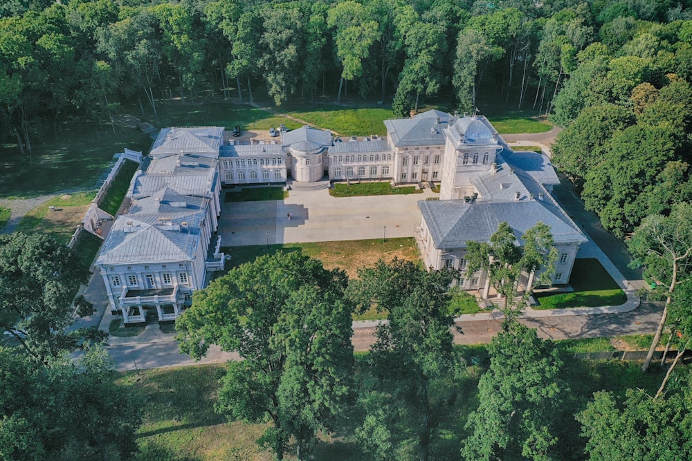 Veduta aerea degli alberi verdi e dell'edificio bianco durante il giorno