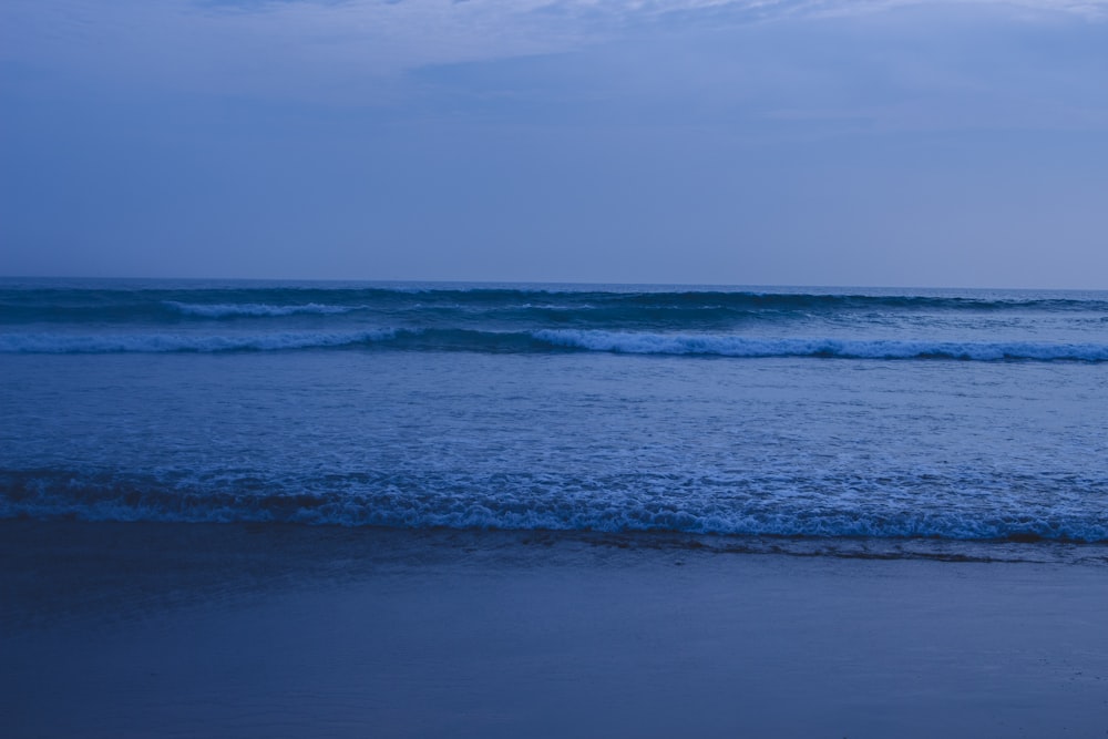 ocean waves crashing on shore during daytime