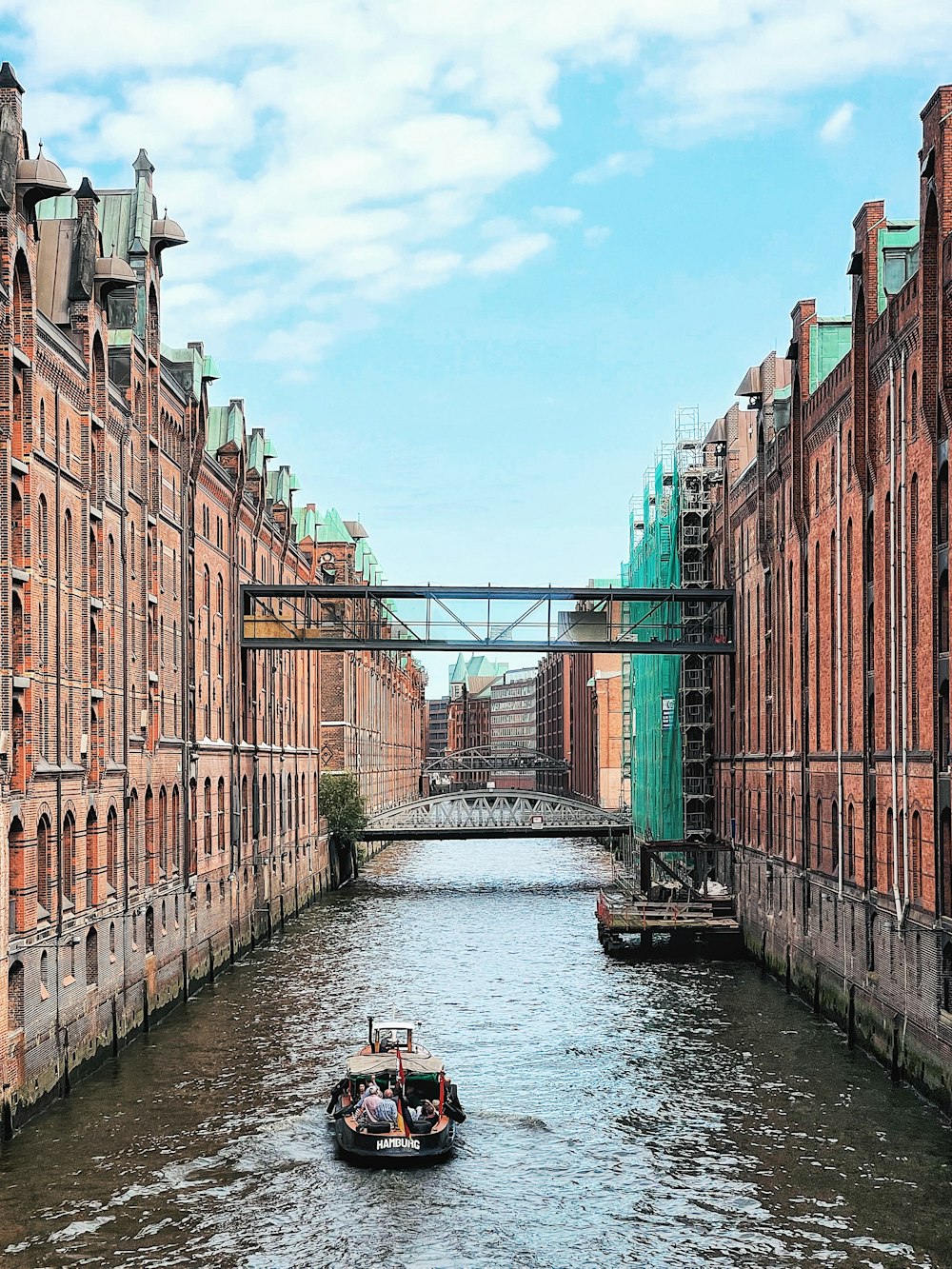 Braunes Betongebäude am Fluss tagsüber