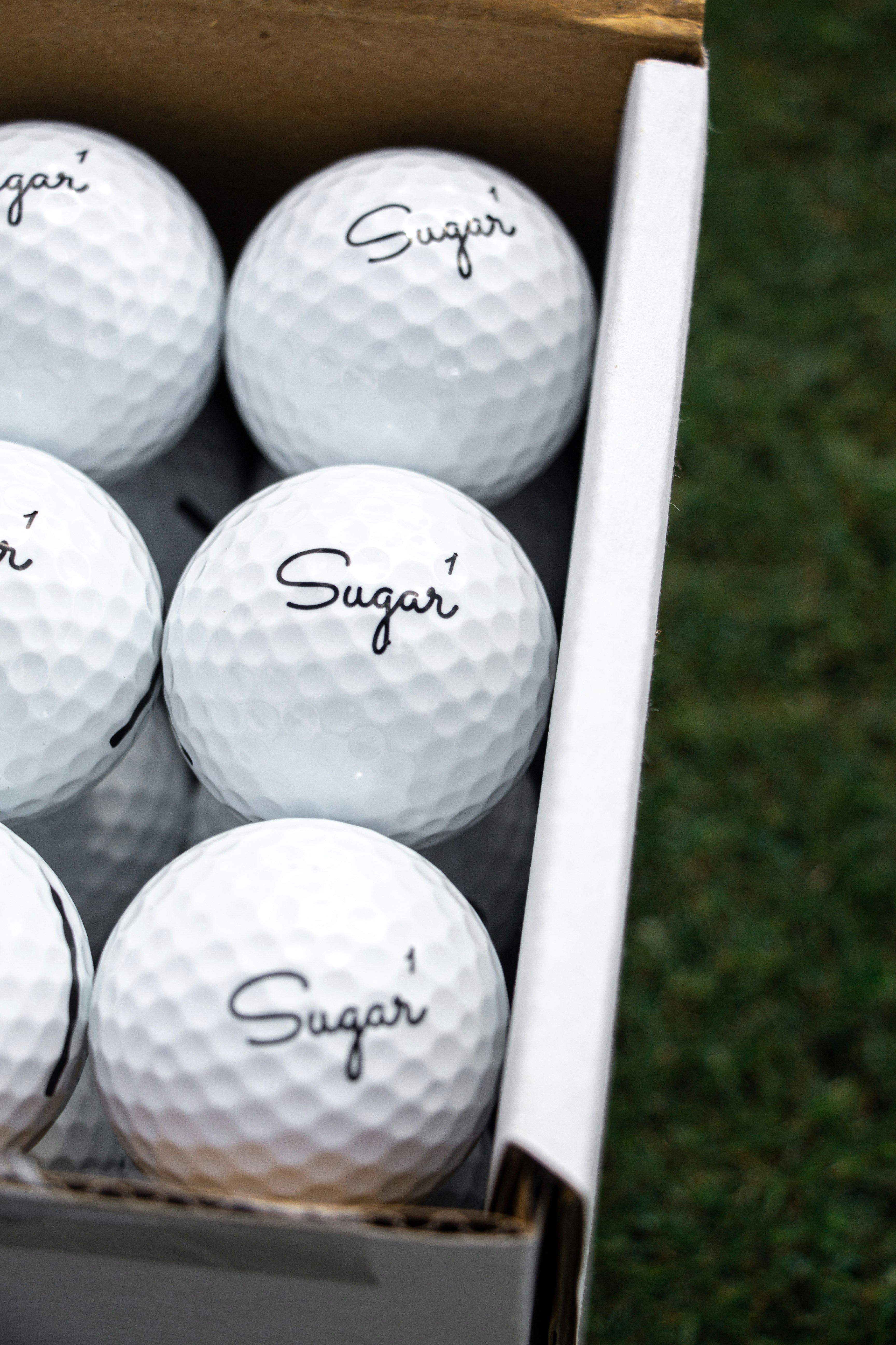 箱に入った白いゴルフボールの写真 Unsplashの無料写真