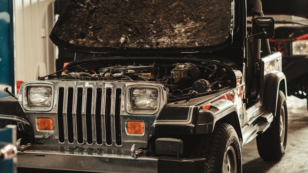 Jeep Wrangler negro y plateado