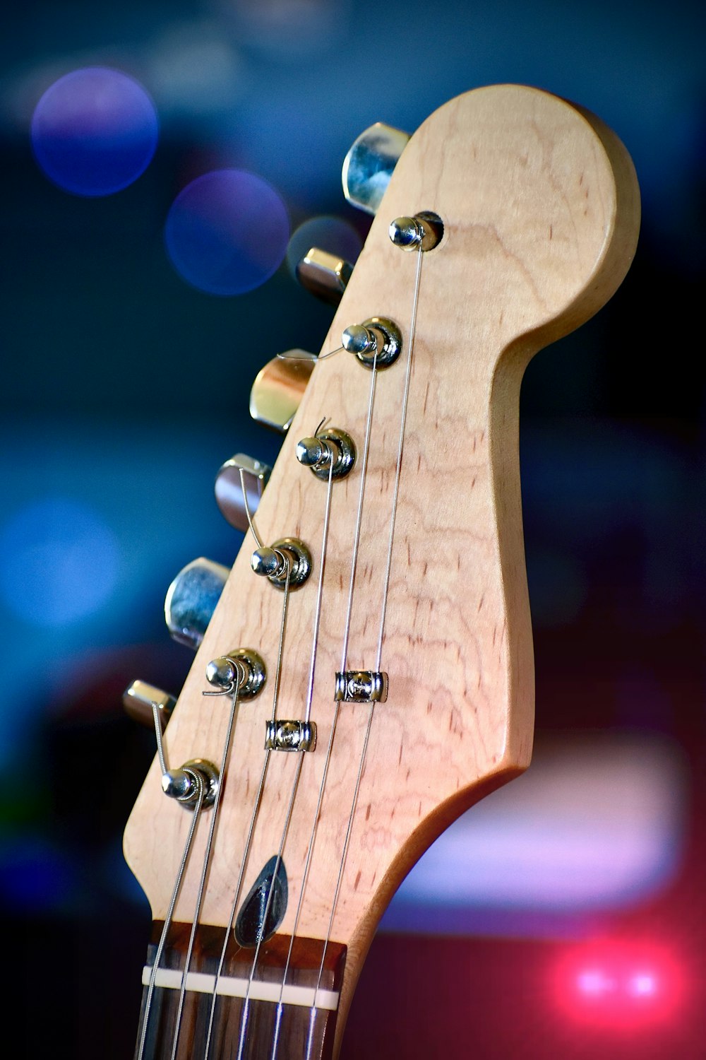 brown and white electric guitar