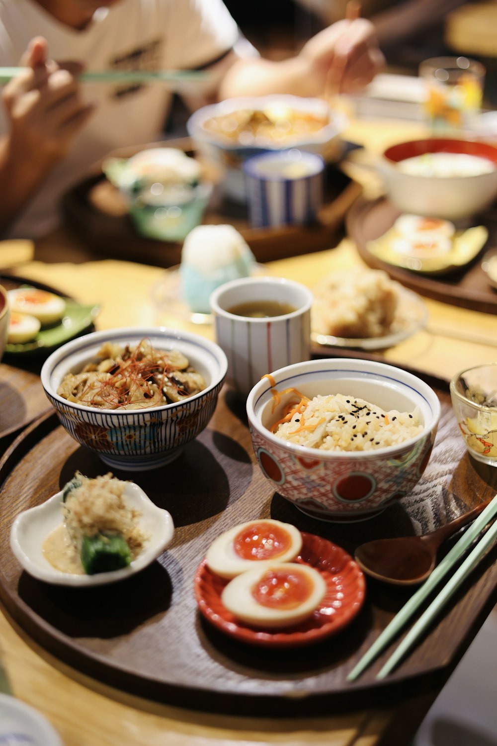 白い陶磁器の版に白い陶磁器の茶碗