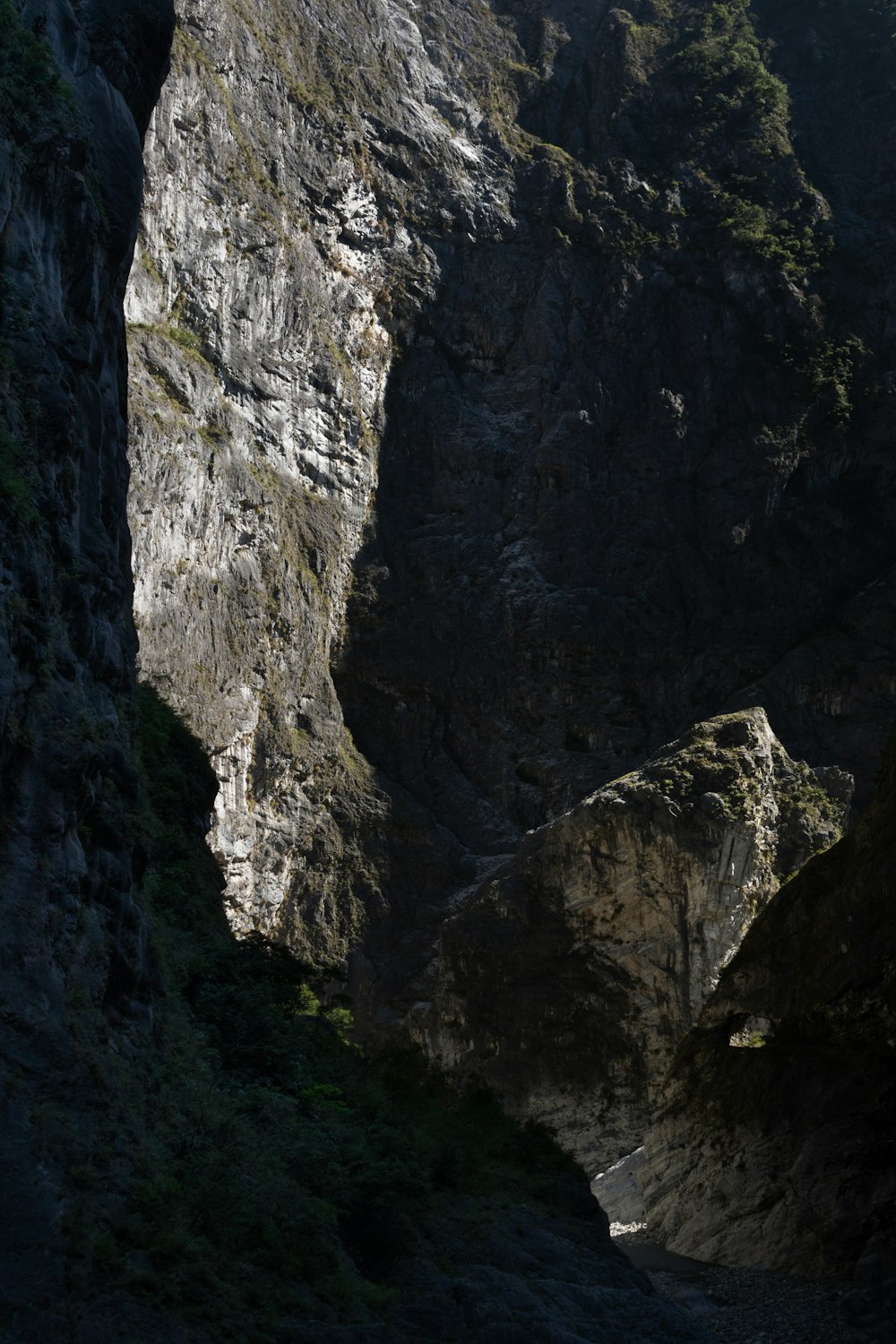 gray rocky mountain during daytime