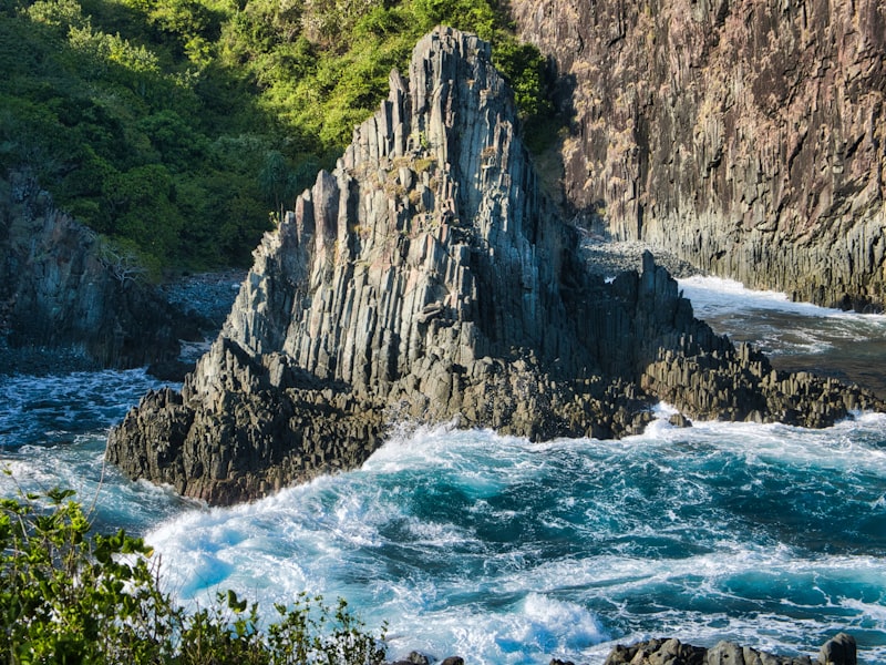 Pemandangan tebing pantai dan laut biru di kawasan beach club Gunungkidul